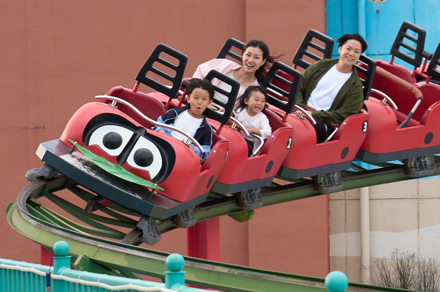アトラクションを楽しむ親子の様子