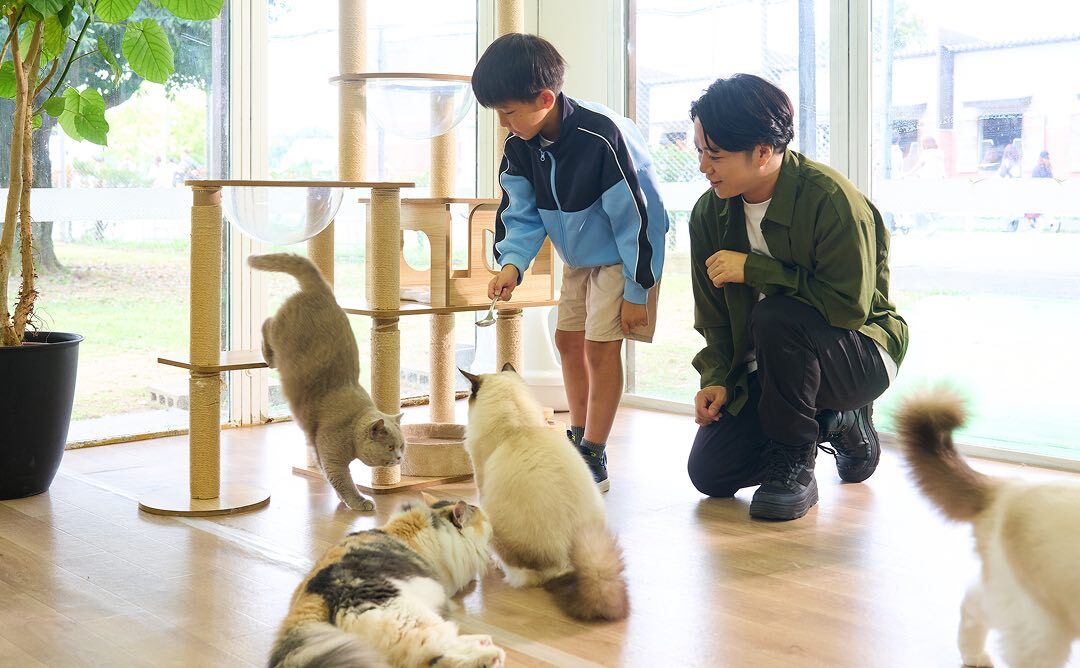 出動！街のウォーターショット隊を楽しむ親子の様子