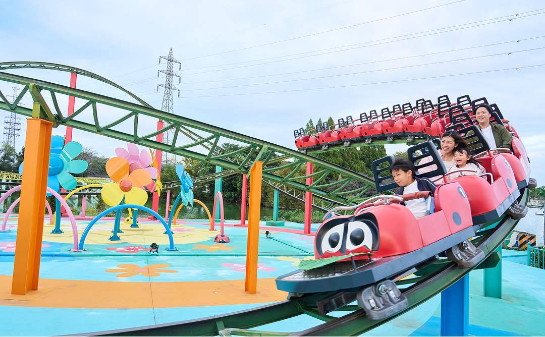 ファミリーコースターてんとう虫を楽しむ親子の様子