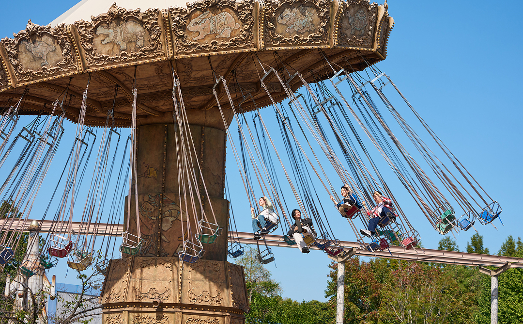 ゴッド・スインガーに乗って楽しむお客様の様子