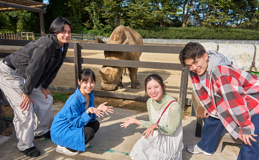 サイと共に記念撮影をする友達同士の様子