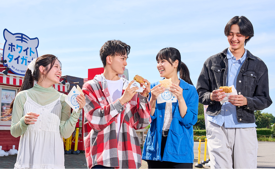 ホワイトタイガー焼きを食べる友達同士の様子