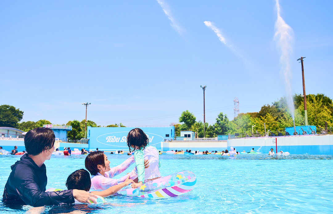 プールを楽しむお客様の様子