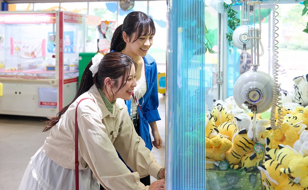 ゲームセンターでグッズをゲットしようとするお客様の様子