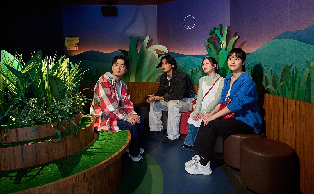 ホタルを鑑賞するお客様の様子