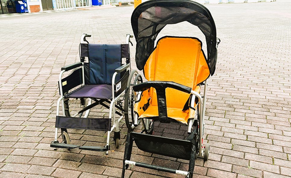 ベビーカーと車椅子の画像