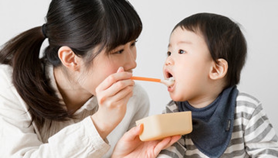 赤ちゃんがお母さんと食事をする様子