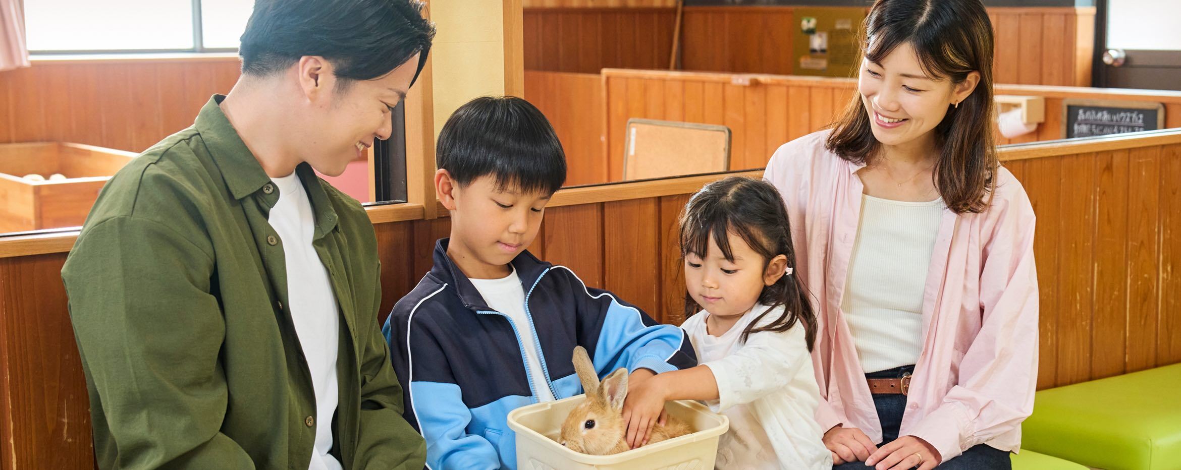 家族がウサギを可愛がる様子